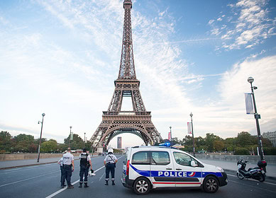 French farmers ‘besiege’ Paris over pay dispute