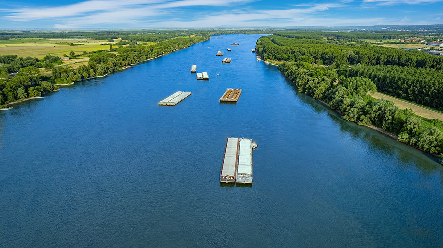 Barge carrying 1,000 tonnes of fertilizer sinks in Danube