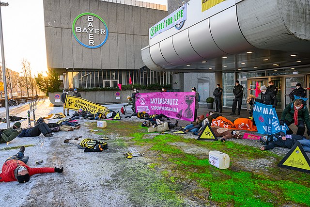 Bayer lobbies to preserve Roundup sales amid legal and financial pressure