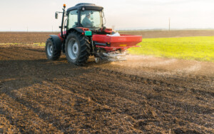 Soaring fertilizer prices affect US and Canadian farmers amid trade tensions