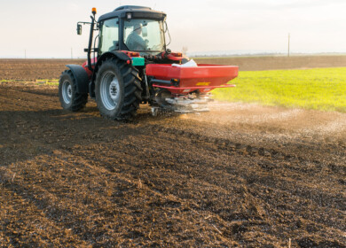 Soaring fertilizer prices affect US and Canadian farmers amid trade tensions