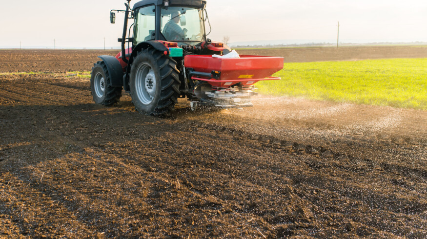 Soaring fertilizer prices affect US and Canadian farmers amid trade tensions